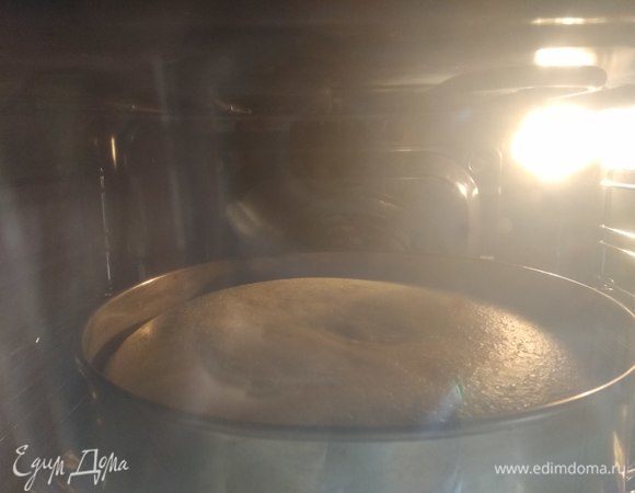 После уменьшаем температуру до 150°C и выпекаем еще 25–30 минут. Запеканка должна заметно расти. Когда центр запеканки поднимется и слегка подрумянится, можно доставать.