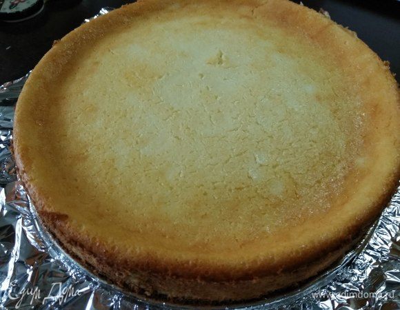 Остужаем (запеканка немного осядет), снимаем борта формы, проведя аккуратно ножом по всему диаметру, и можно подавать!