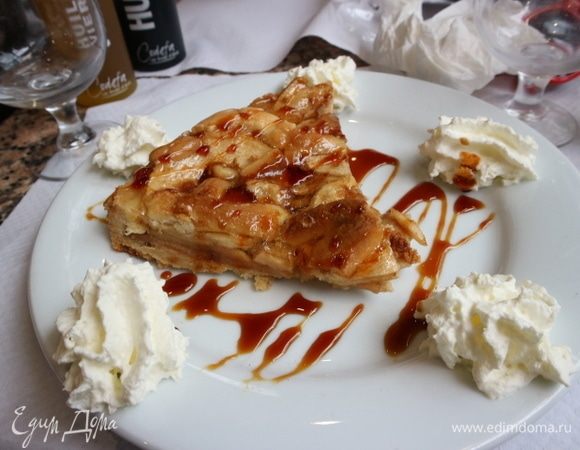 А этот яблочный пирог, декорированный соусом и взбитыми сливками, из Монако. Очень вкусный яблочный пирог я попробовала в кафе Юлии Высоцкой «Юлина Кухня» в Москве. К сожалению, нет фото, осталось только воспоминание о вкусовых ощущениях, очень приятных.