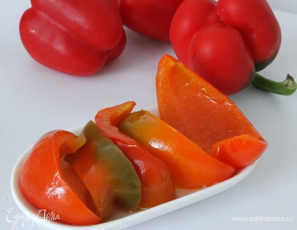 Помидоры нарезать пополам (если они небольшие) или на четвертинки. Перец почистить от семян и нарезать пластинами. Лук — на четыре части, чеснок — пополам. Все овощи выложить в форму для запекания, добавить соль, сахар, вино, специи.