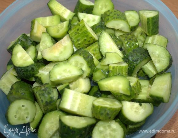 Огурчики промыть, отрезать кончики и нарезать толстыми кусочками (можно дольками).