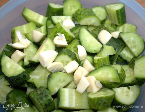 Чеснок разрезать на четверти.