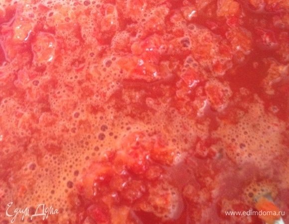 Запекать при 180°C около часа. Овощи остудить, снять кожицу с перцев и помидоров, измельчить мякоть блендером.