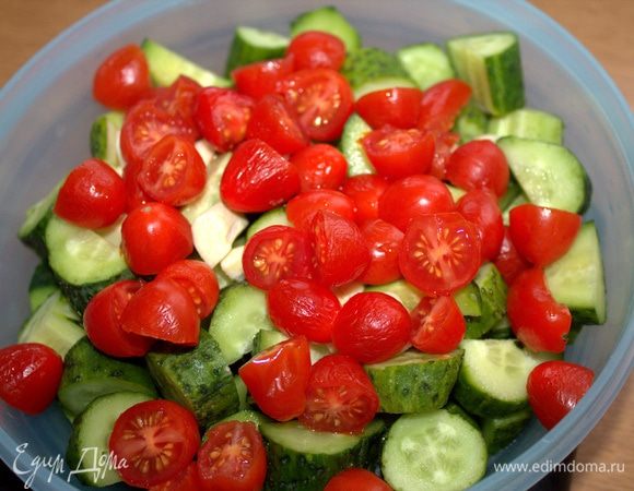 Черри разрезать пополам.