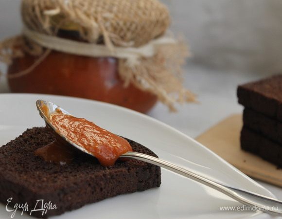 Добавить в соус уксус, оливковое масло, перец чили. Варить соус 30 минут, затем протереть через сито. Готовый соус разлить в стерилизованные банки и закрыть крышками. 