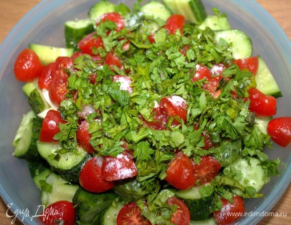 Петрушку или укроп мелко порубить.