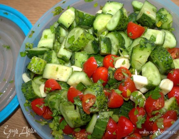 Накрыть плотной крышкой и хорошенько потрясти. Посуда была тесновата, поэтому пришлось переворачивать коробку вверх дном.