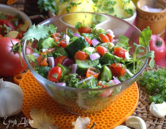 Огурчики получаются сочными, мегахрустящими. Помидорки отлично дополнили их.