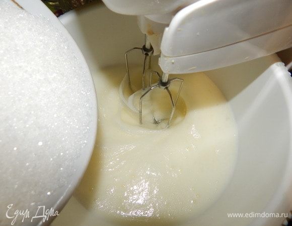 Не переставая взбивать добавляем частями сахар, взбиваем до устойчивой массы.