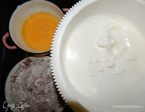 Желтки перемешать вилкой. Просеянную муку смешать с какао, мускатным орехом и корицей. К белкам добавляем желтки и перемешиваем лопаткой. Всыпаем сухие ингредиенты и аккуратно перемешиваем все снизу-вверх.