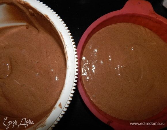 Дно силиконовой или разъемной формы (20–22 см) застилаем пергаментом и выливаем половину теста.