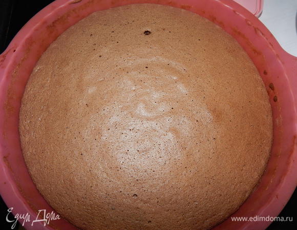 Выпекаем корж в разогретой до 180°C духовке 30–40 минут. Готовность проверяем зубочисткой. Готовый корж выложить на решётку и остудить. Испечь второй корж.