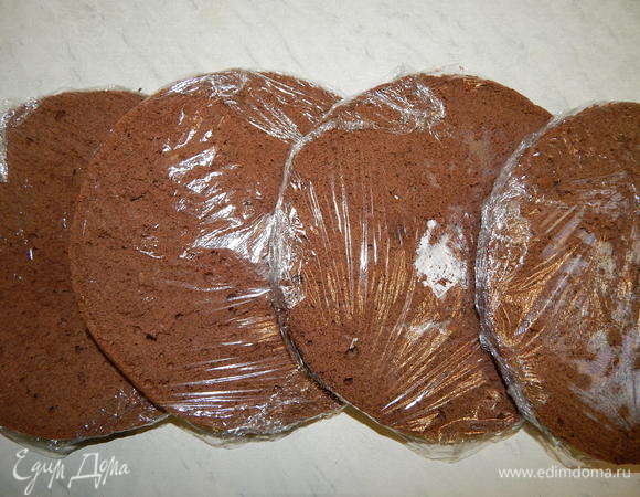 Остывшие коржи разрезать вдоль на 2 части, обернуть пищевой плёнкой и убрать в холодильник на ночь.
