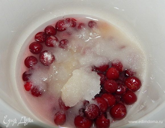 В сотейник выложить вишню, сахар, залить водой и поставить на средний огонь. Варить периодически помешивая 7 минут, в конце влить вишневую настойку (можно не добавлять). Сироп остудить и убрать на ночь в холодильник.