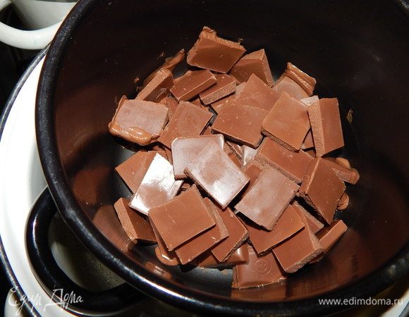 Теперь приготовим шоколадно-сметанный крем. Растопим шоколад на водяной бане, постоянно помешивая его.