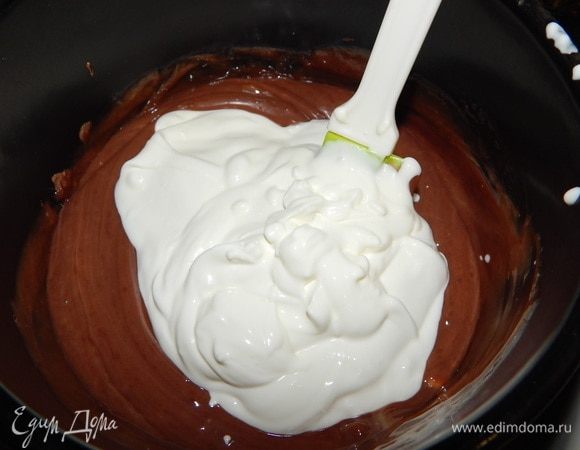 Добавляем третью часть сметаны и быстро перемешиваем. Выкладываем оставшуюся сметану, мускатный орех и корицу, все хорошо перемешиваем. Даем крему остыть и убираем в холодильник на ночь.