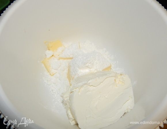 Теперь очередь крем чиза. В чашу для взбивания выложить сливочное масло комнатной температуры, холодный творожный сыр и сахарную пудру.