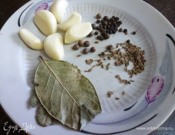 Специи и пряности: чеснок, сухой укроп, душистый перец горошком и черный, лавровый лист и соль. И щепотка сахара (но это не обязательно, просто мне нравится). Традиционно на 1 кг грибов берут 1–1,5 ст. л. соли! Но я кладу меньше, так как не люблю слишком соленое. Если у вас есть возможность, то при засолке груздей положите к ним листики вишни и черной смородины, свежие зонтики укропа или лист хрена (или несколько колечек корня хрена). Это здорово обогатит вкус груздей.