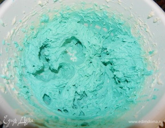 Взбиваем крем миксером в течении 5 минут, в конце взбивания добавляем несколько капель бирюзового красителя.