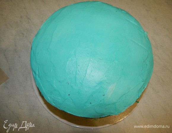 Бока и верх торта обмазываем кремом и снова убираем торт в холодильник.
