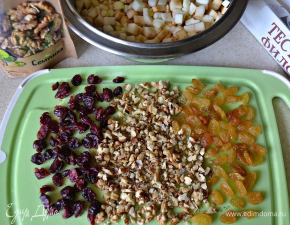 Сухофрукты промойте, просушите, орехи порубите в крупную крошку. Яблоки промойте и нарежьте небольшими кубиками.
