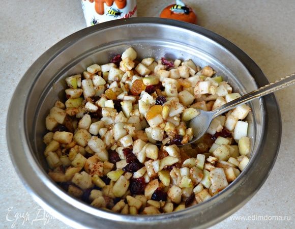 Соедините все компоненты для начинки, добавите мед и корицу, перемешайте.