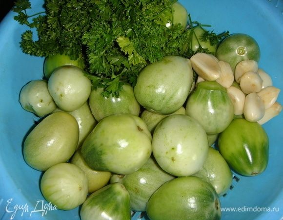 Помидоры и петрушку помыть, чеснок почистить.