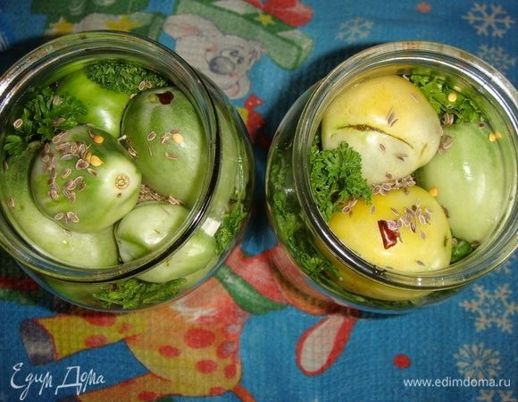 Банки простерилизовать и сложить в них плотно помидоры, петрушку и чеснок. Сверху посыпать сушеным горьким перцем и семенами укропа.
