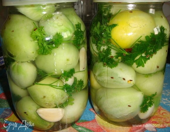 Приготовить рассол: в кастрюле вскипятить воду с солью, чтобы соль растворилась, и залить рассол в банки. Закрыть банки капроновыми крышками. Укутать покрывалом и оставить до полного остывания. Убрать в погреб или в холодильник на 30 дней.