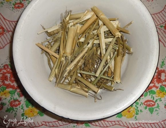 Веточки сушеного укропа (вместе с зонтиками) поломать или нарезать на кусочки.