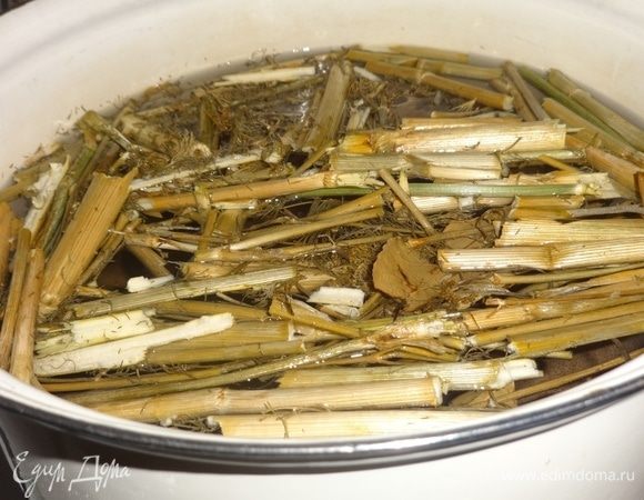 Для рассола воду вскипятить, положить соль, перемешать. Всыпать веточки укропа и лавровые листья, варить 5 минут. Выключить огонь и остудить рассол до комнатной температуры.