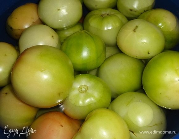 Пока рассол остывает, подготовить овощи. Помидоры вымыть.