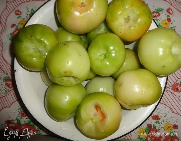 В каждом помидоре вырезать место, где прикрепляется плодоножка.