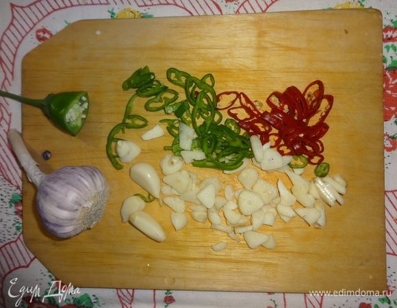 Перец вымыть, нарезать тонкими колечками вместе с семенами. Чеснок очистить, нарезать тонкими пластинами.