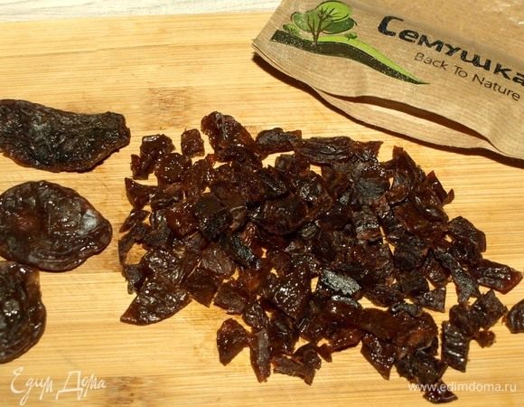 Сушеную красную сливу ТМ «Семушка» промыть, просушить. Мелко нарезать.