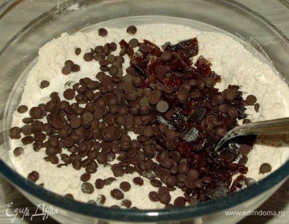 Спельтовую муку просеять, соединить с измельченным арахисом ТМ «Семушка», сливой ТМ «Семушка» и шоколадными каплями. Все хорошо перемешать.
