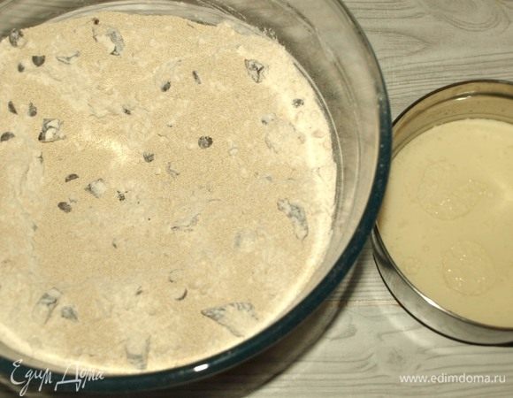 Слегка подогреть овсяное молоко и соединить с кукурузным маслом. К сухой смеси добавить дрожжи и сахар. Перемешать. Постепенно добавляем молоко и замешиваем тесто.