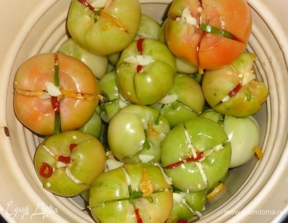 Продолжать укладывать помидоры слоями, пока они не закончатся. Я всегда на дно укладываю более зеленые помидоры, а сверху — молочной спелости и бурые, так как  они чуть быстрее просаливаются, чем зеленые.