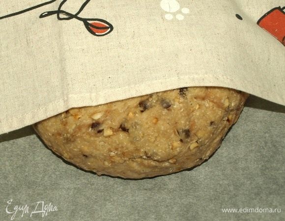 Из теста формируем шар и перекладываем на противень, застеленный пекарской бумагой. И оставляем на 10–15 минут, не забывая накрыть полотенцем. Пока тесто отдыхает, разогреваем духовку до 180°C. Отправляем хлеб в духовку на 40 минут (ориентируемся на свою духовку). Готовность хлеба можно проверить бамбуковой палочкой.