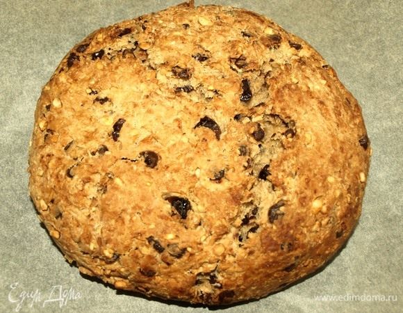 Достаем готовый хлеб. Накрываем полотенцем и даем полностью остыть.