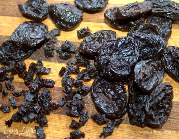 Чернослив измельчить (можно блендером).