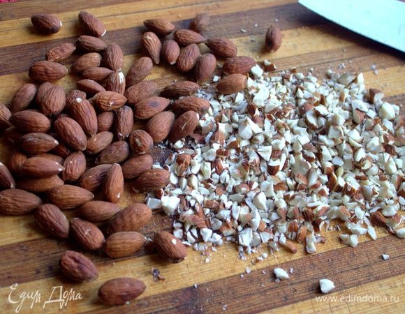 Для панировки обжарить миндаль, порубить.