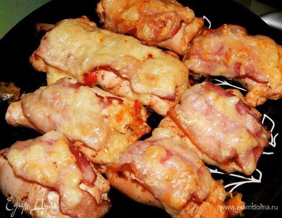 Запекать в разогретой до 180°C духовке 30 минут. Главное, не пересушить рулетики, чтобы они остались сочными, поэтому ориентируйтесь по своей духовке.