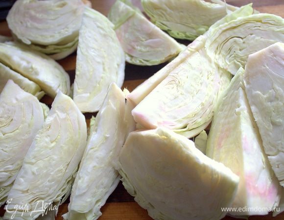 Мелкие кочаны капусты нарезать на четвертинки, крупные — примерно такими долями, как на фото.