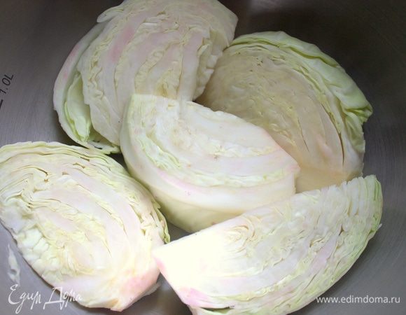 Взять емкость (у меня миска из нержавейки), в которой будете засаливать капусту, и распределить купусту на дне.