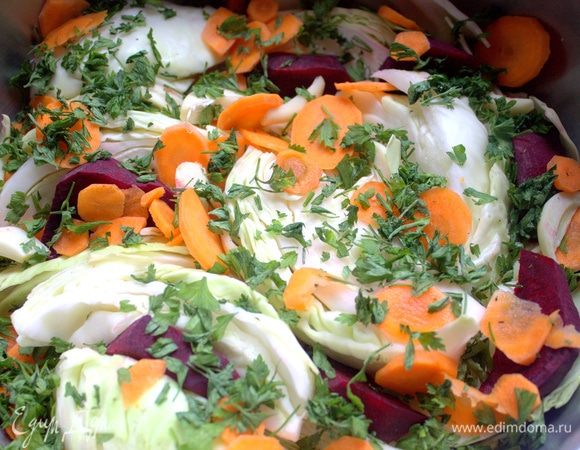 Снова кладемкапусту, остальные морковь и свеклу, зелень. Вместо стручкового чили я использовала перец в сухом виде.