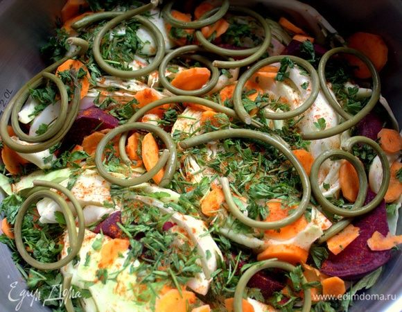 Я еще решила засолить чесночные стрелки, которые скучали в холодильнике с лета. Знаю, что некоторые хозяйки маринуют их в баночках как самостоятельную закуску.