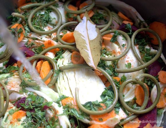 Нагреть и охладить воду с каменной солью, перцем, лавровым листом, корицей.