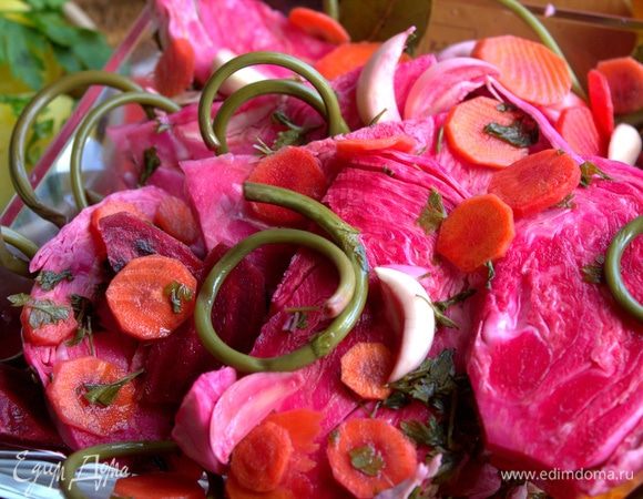 Переносим овощи для подачи в салатник.