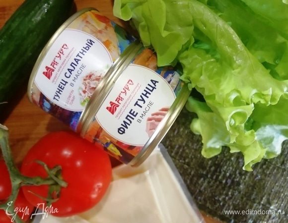 Подготовим все необходимое. Филе тунца в масле ТМ «Магуро», тунец салатный в масле ТМ «Магуро», листы салата, огурец, помидор и нори.
